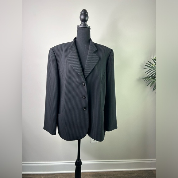 Classic Black Office Tahari Pinstripe Peak Pant Suit sz 18 - Picture 2 of 5